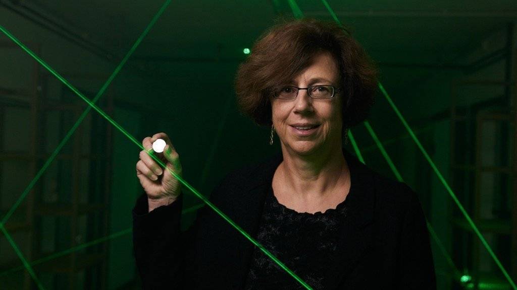 Die Physikerin Ursula Keller hat die Lasertechnologie revolutioniert. Dafür hat das Europäische Patentamt die ETH-Professorin mit dem Europäischen Erfinderpreis für ihr Lebenswerk geehrt. (Archivbild)