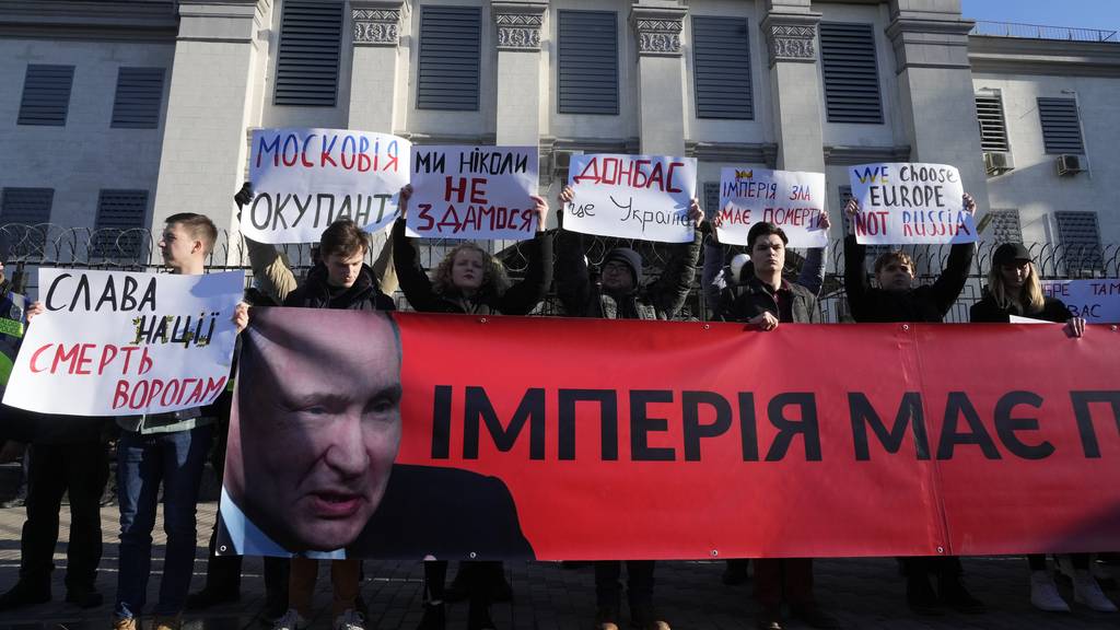 Menschen protestieren vor der russischen Botschaft.