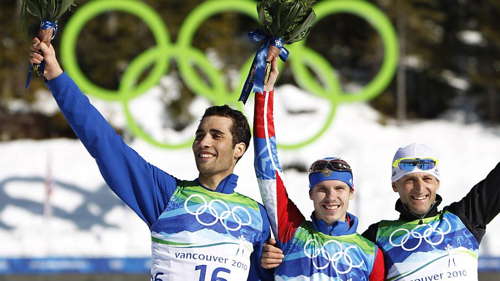Martin Fourcade (Nummer 16) bei der Siegerehrung des Massenstarts bei den Spielen in Vancouver 2010. Dem Sieger Jewgeni Ustjugow (Mitte) ist nun Gold aberkannt worden