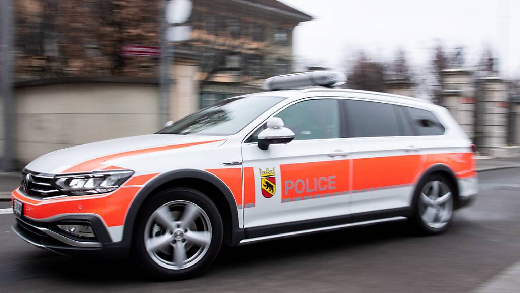 Fahrzeug der Kantonspolizei Bern im Einsatz. © KEYSTONE/Peter Schneider
