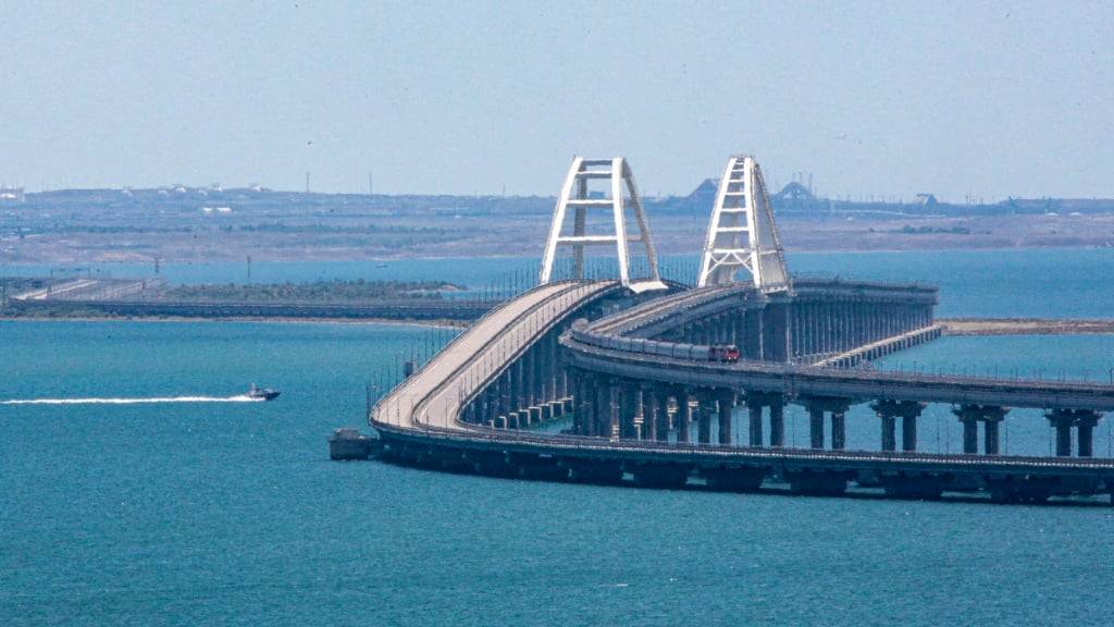 ARCHIV - Ein Güterzug fährt über die Eisenbahnverbindung der Krim-Brücke, die das russische Festland und die Halbinsel Krim über die Straße von Kertsch verbindet. Foto: -/AP/dpa