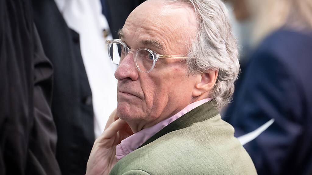 ARCHIV - Heinrich XIII. Prinz Reuß, Hauptangeklagter im Prozess gegen eine mutmaßliche «Reichsbürger-Gruppe» sitzt zwischen seinen Verteidigern auf der Anklagebank. Foto: Boris Roessler/dpa-POOL/dpa