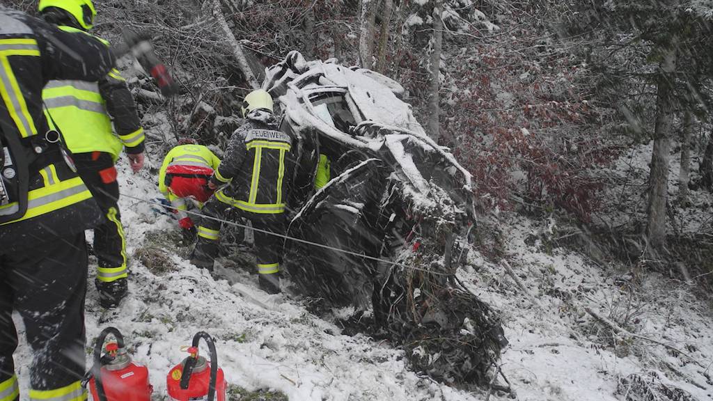 Ein Toter und zwei Verletzte nach schwerem Autounfall in Muotathal (SZ)