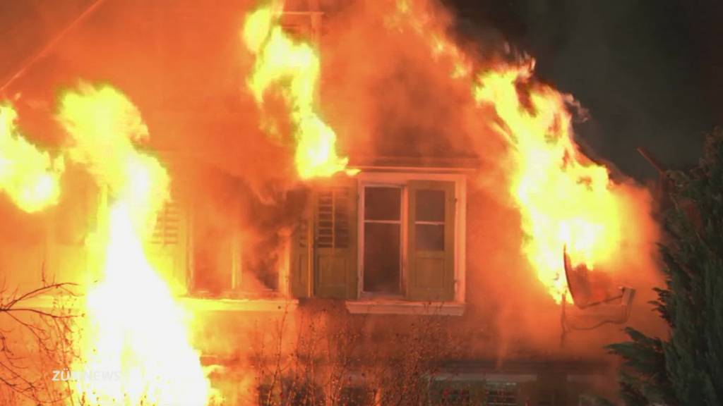 Sägerei und Wohnhaus in Flammen