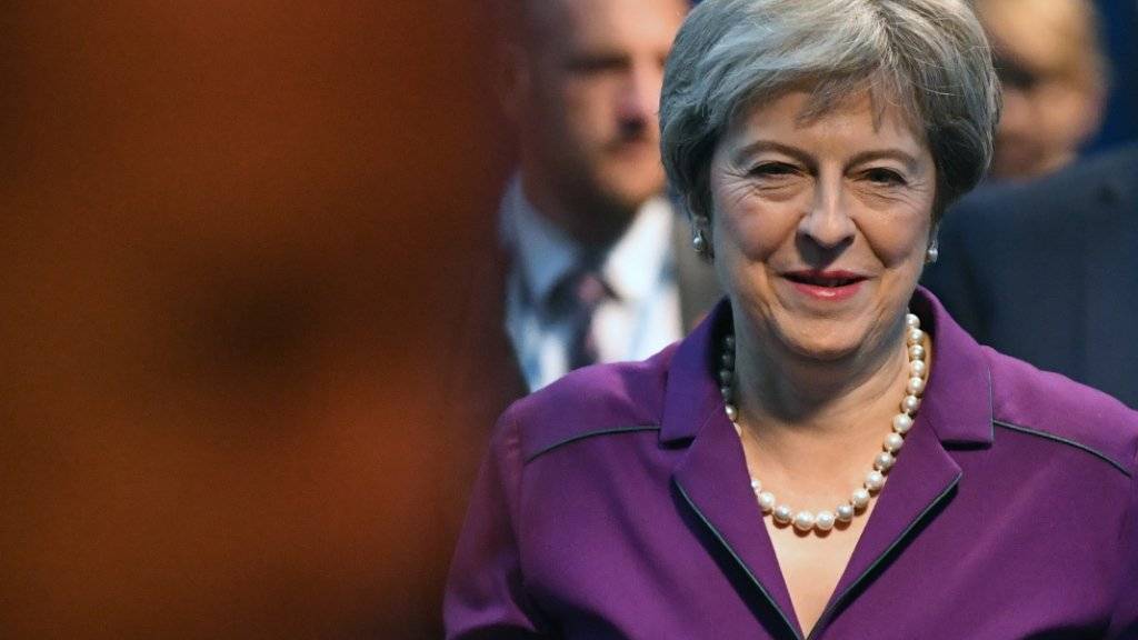 Die britische Premierministerin fordert vor der Rede ihres parteiinternen Rivalen Boris Johnson am konservativen Parteitag ihre Partei dazu auf, sie in ihrem Brexit-Kurs zu unterstützen.