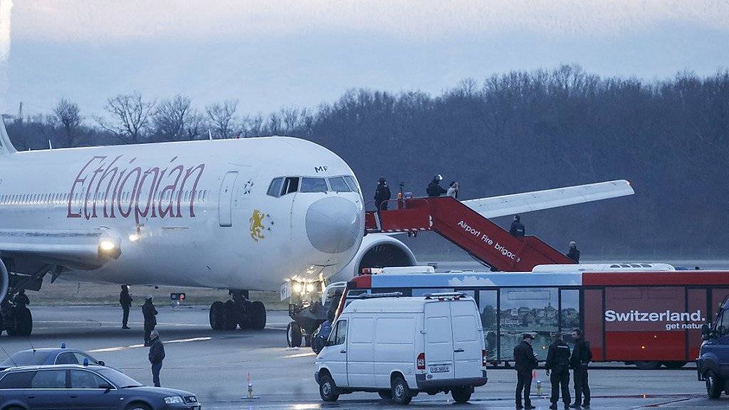 2014 entführte der Co-Pilot sein Passagierflugzeug und landete es am Flughafen in Genf. Nun steht der Äthiopier in Bellinzona vor dem Bundesstrafgericht. (Archiv)