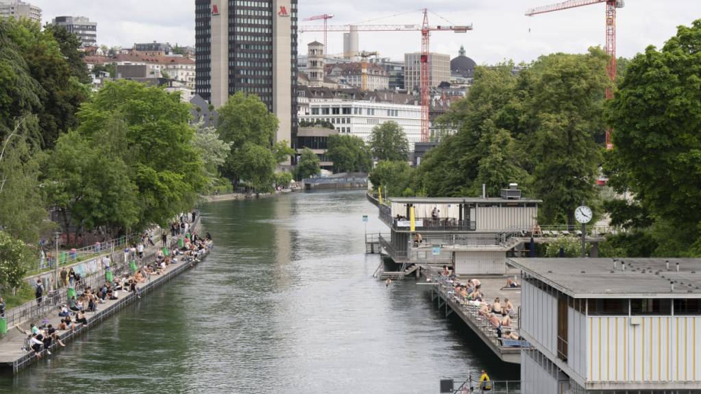 Voraussichtlich Mitte April dürfen Schwimmerinnen und Schwimmer wieder im Lettenkanal baden. (Archivbild)
