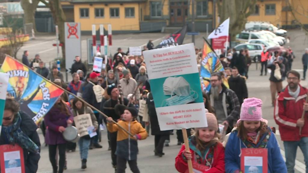 «Masken weg!» - Massnahmengegner und Kinder demonstrieren in Olten