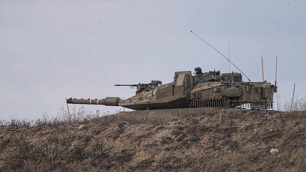 Ein israelischer Panzer steht an der Grenze zwischen Israel und dem Gazastreifen. Foto: Tsafrir Abayov/AP/dpa