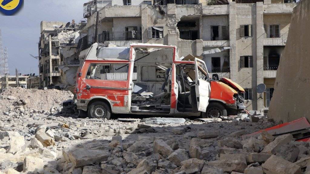 Zerstörtes Ambulanzfahrzeug vor zerstörten Gebäuden in Ost-Aleppo. (Archivbild)