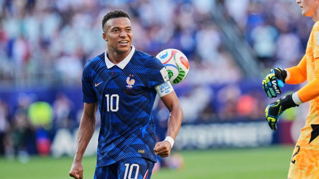 Kylian Mbappé jubelt nach dem Sieg über Paraguay - was in der Heimat des unterlegenen Teams für Bluthochdruck sorgt