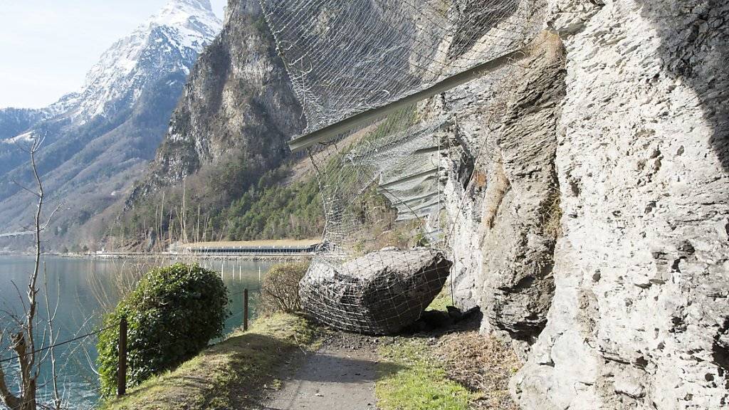 Der Weg der Schweiz südlich der Isleten ist nach einem Steinschlag bis auf weiteres gesperrt. (KEYSTONE/Urs Flueeler)