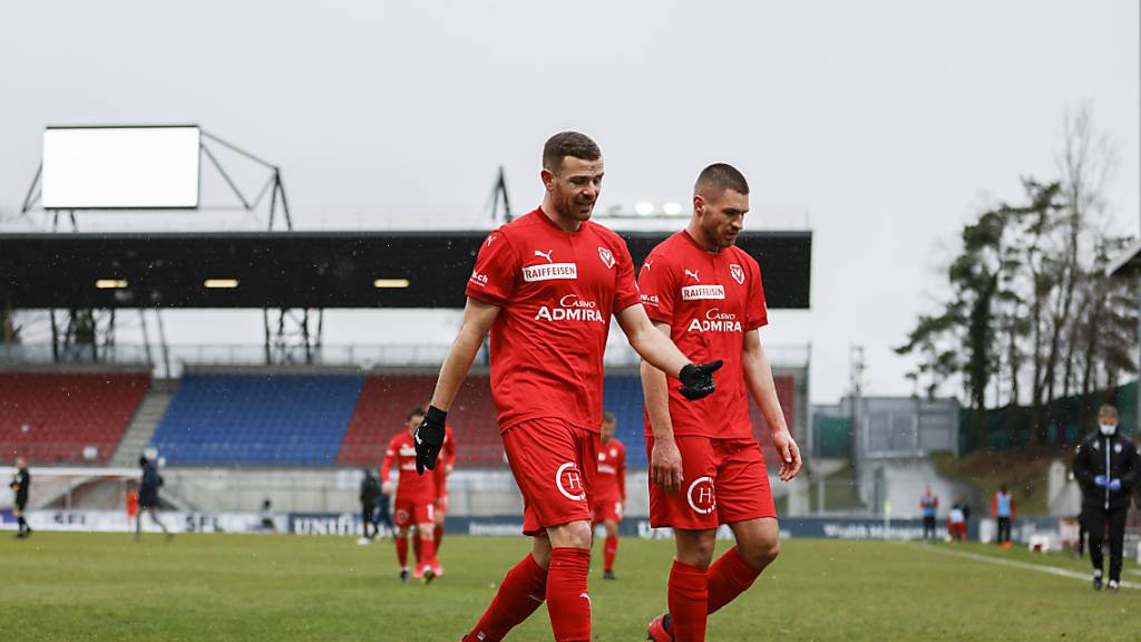 Diskussionsbedarf beim FC Vaduz: Denis Simani und Fuad Rahimi besprechen den Auftritt beim 0:3 gegen Davos