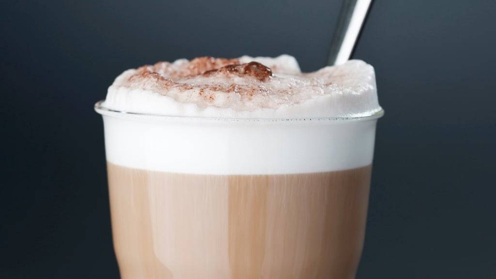 Mit Milchschaum, Schokoladenpulver - und manchmal auch Darmbakterien. Milchgetränke aus Kaffeeautomaten haben teilweise Hygieneprobleme. (Symbolbild)