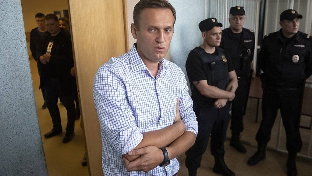 Wegen seiner Teilnahme an einer Demonstration muss der russische Aktivist Alexej Nawalni für zehn Tage ins Gefängnis. Ein Gericht in Moskau befand ihn am Montag für schuldig, das Gesetz gebrochen zu haben, als er sich an dem Strassenprotest im Juni beteiligte.
