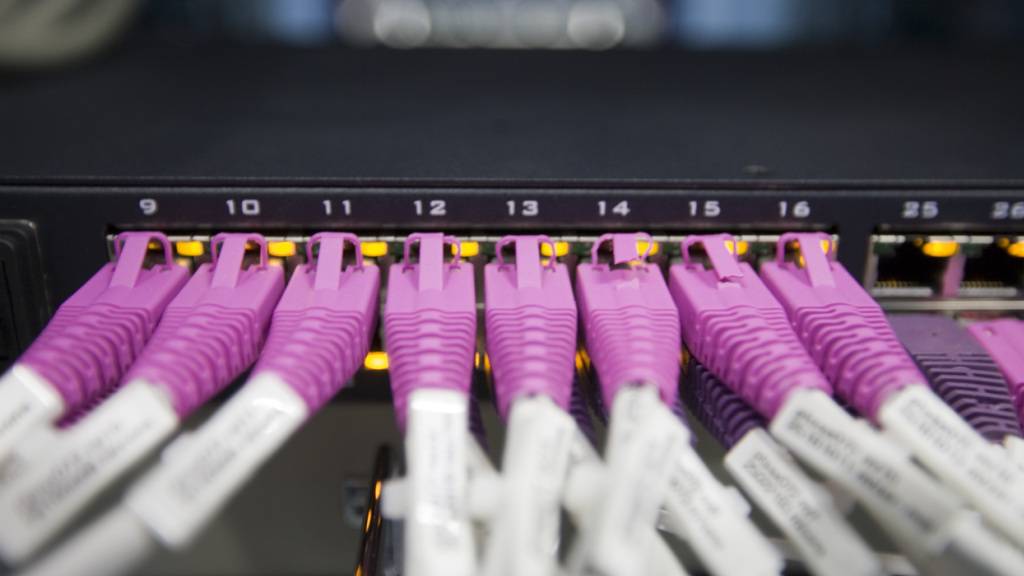 Künstliche Intelligenz verändert den Schweizer Arbeitsmarkt deutlich. Besonders Berufseinsteiger in digitalen Wissens- und Bürojobs bekommen den Wandel laut einer Studie zu spüren. (Archivbild)