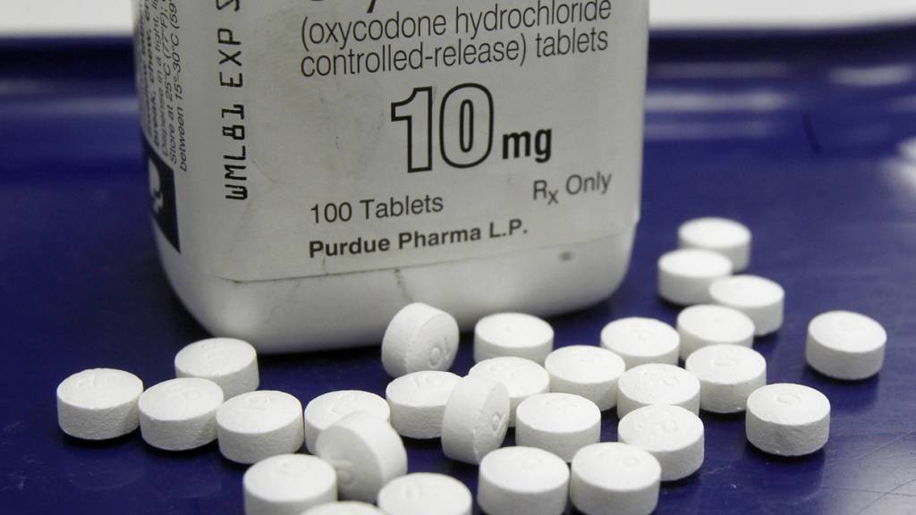 ARCHIV - Das Schmerzmittel Oxycontin des Herstellers Purdue Pharma, aufgenommen in einer Apotheke. Foto: Toby Talbot/AP/dpa