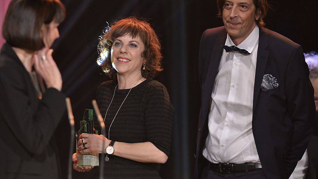 Für ihren Kinofilm «Der Goalie bin ig» gewannen Sabine Boss (Mitte) und Pedro Lenz vier Schweizer Filmpreise. Nun plant das Duo, Lenz' Roman «Di schöni Fanny» zu verfilmen. (Archivbild)