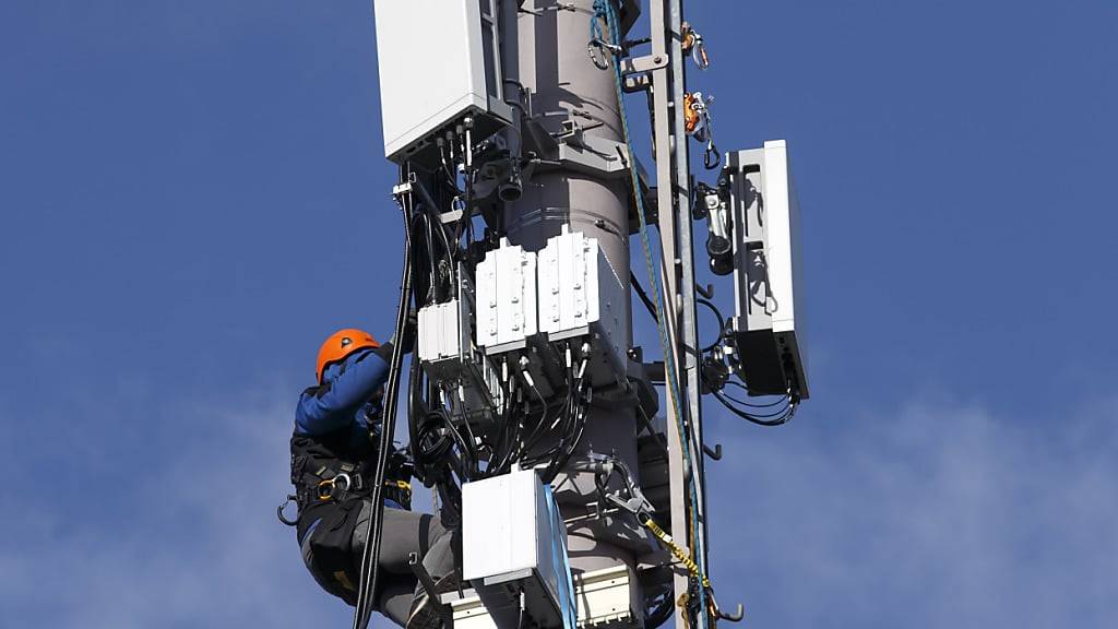 Ein Techniker bei der Arbeit an einer 5G-Antenne. Nach einem Bundesgerichtsurteil sind für über 200 Anlagen im Aargau nachträgliche Baubewilligungen nötig. (Archivbild)