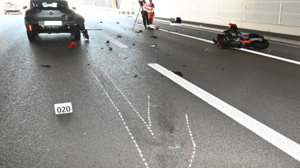 Der Motorradlenker wurde beim Auffahrunfall schwer verletzt.