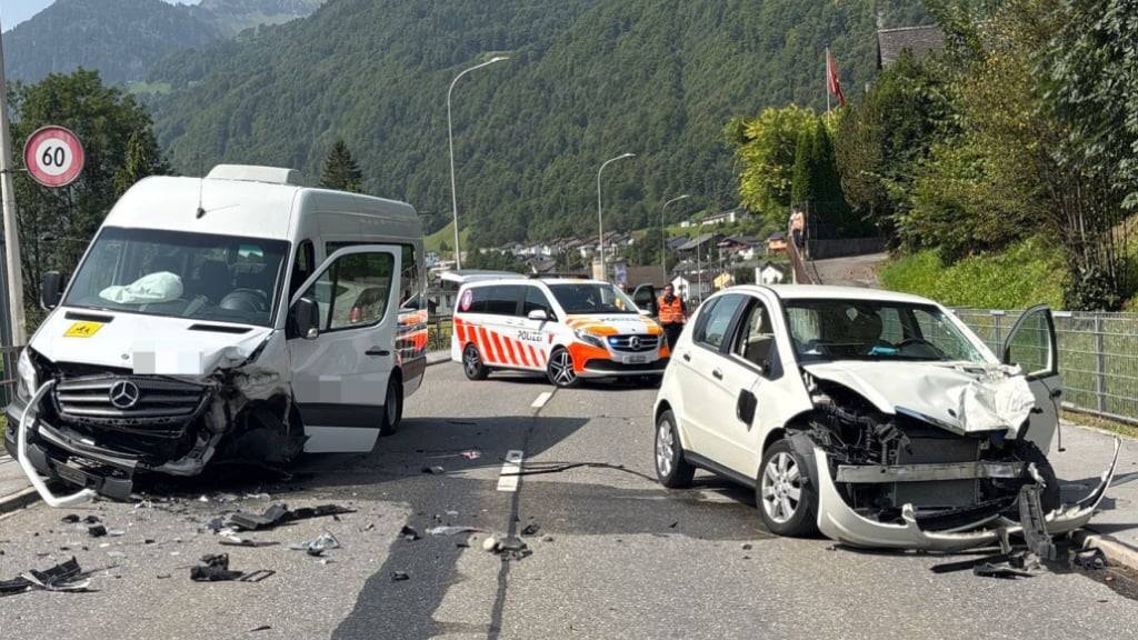Die 93-jährige Autofahrerin wurde bei der Kollision eingeklemmt und erlag wenig später ihren Verletzungen.