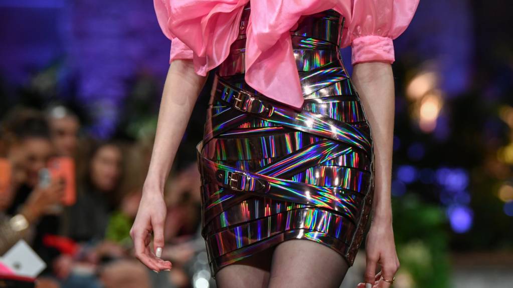 Ob bauchfrei oder Minirock: Viele totgeglaubte Trends kehren wieder auf die Laufstege und in die Kleiderschränke zurück. Nun hat sich die Wissenschaft dem Phänomen angenommen. (Symbolbild)