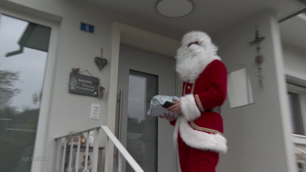 Weihnachtsgruss: Pöstler als Weihnachtsmann bringt Freude bis vor die Haustür