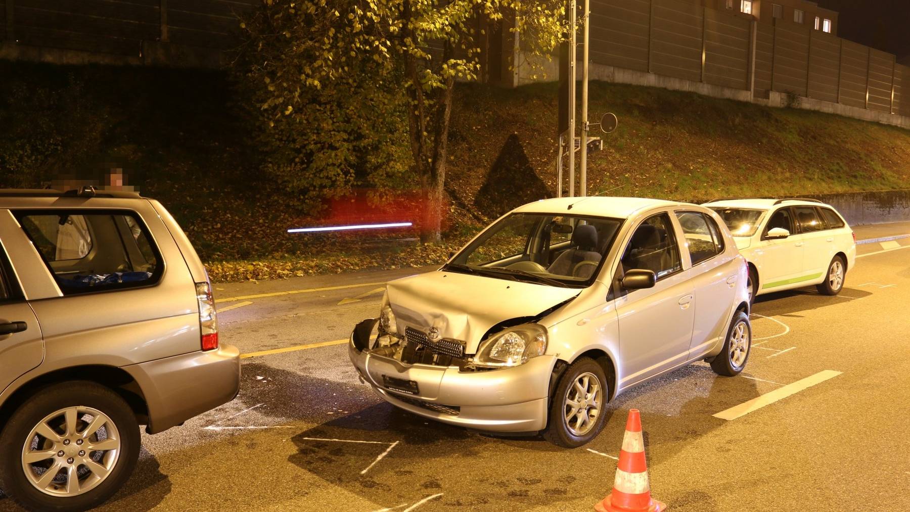 Zwei Personen verletzten sich beim Auffahrunfall.