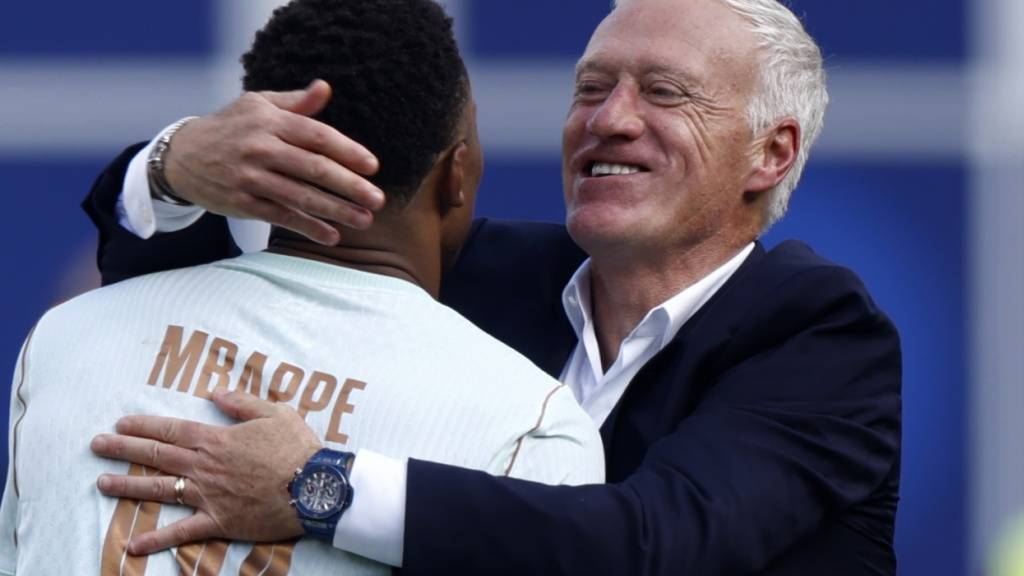 Ein Herz und eine Seele: Didier Deschamps hat Les Bleus geeint - im Bild herzt der Trainer seinen Captain Kylian Mbappé