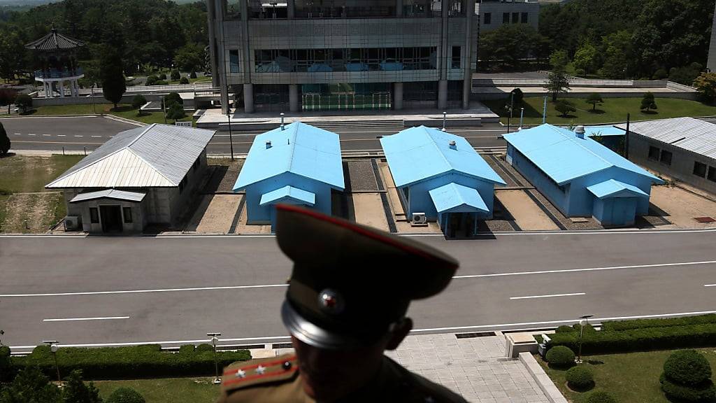 ARCHIV - Ein nordkoreanischer Soldat steht vor einem Gebäudekomplex auf der südkoreanischen Seite der Grenze in der demilitarisierten Zone (DMZ). Foto: Dita Alangkara/AP/dpa