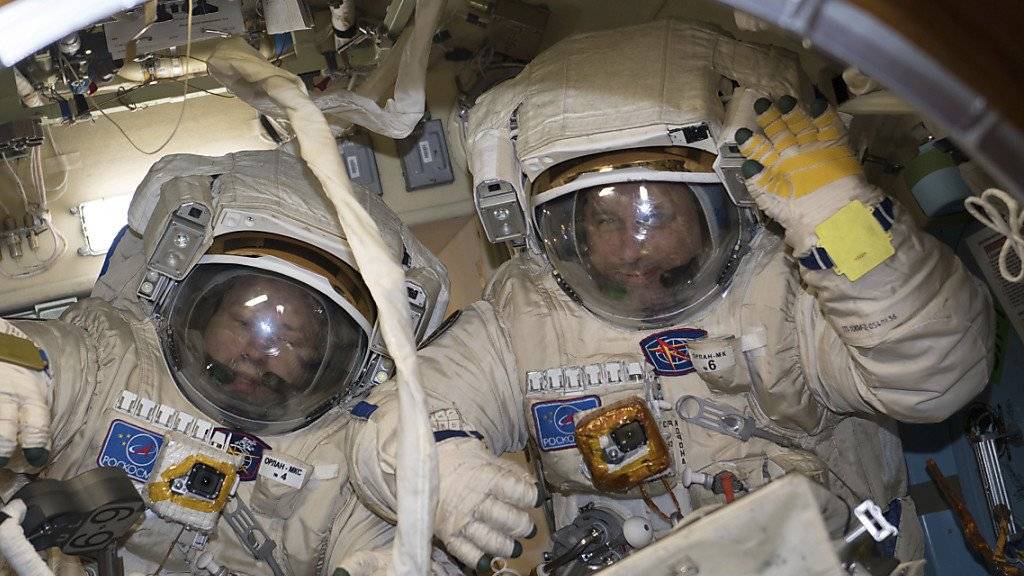 Die Kosmonauten Alexander Missurkin (l.) und Anton Schkaplerow bei der Arbeit in der ISS. In ihrer Freizeit spielen die Raumfahrer gerne Badminton. (Archivbild)