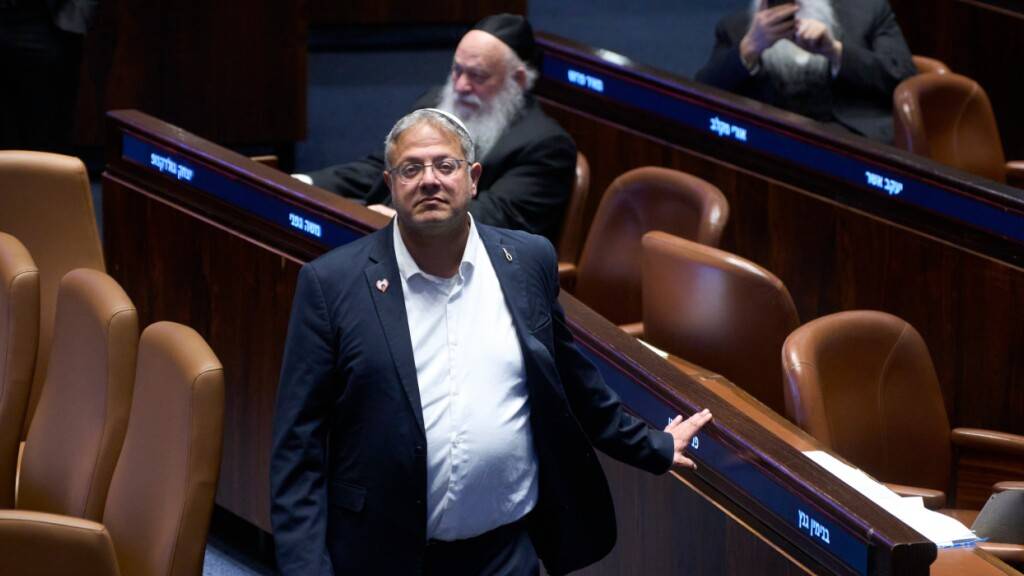 Israels Minister für nationale Sicherheit, Itamar Ben-Gvir, im israelischen Parlament, während einer Sitzung, in der ein Gesetzentwurf zur Auflösung der Regierung geprüft wird. Foto: Ohad Zwigenberg/AP/dpa