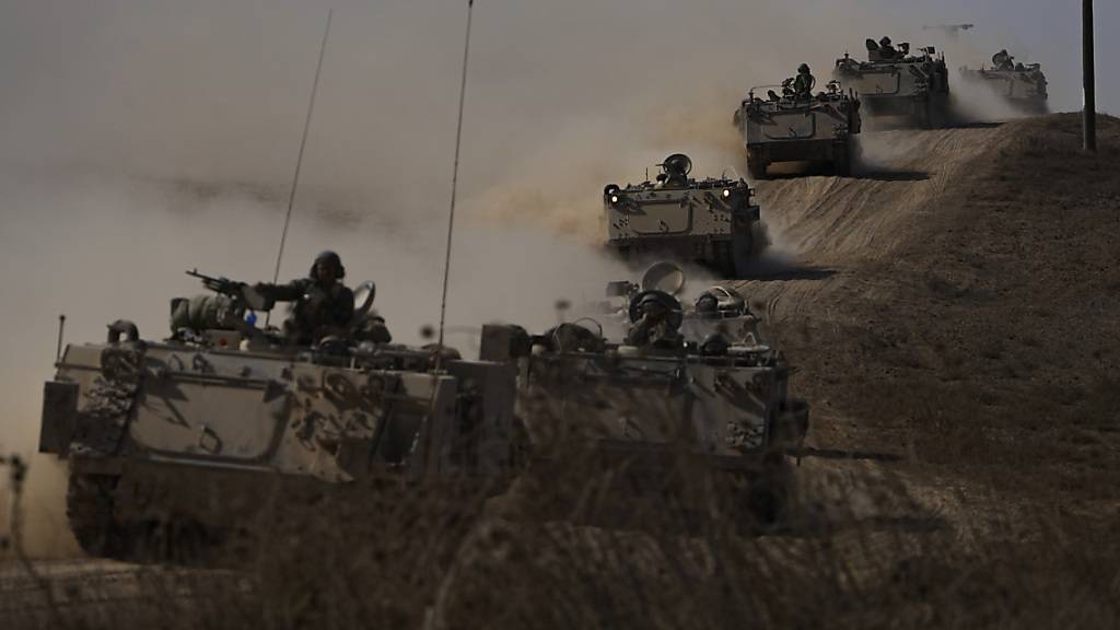 Israelische Panzer. Israels Militär hat eine «Terrorzelle», die versucht hat, vom Libanon aus in israelisches Gebiet einzudringen, identifiziert und ausgeschaltet. Foto: Ariel Schalit/AP/dpa
