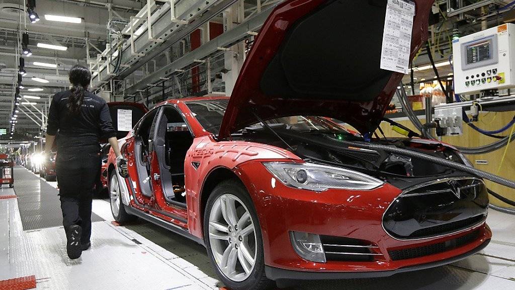Tesla-Angestellte arbeiten an der Oberklassenlimousine Model S in einer Fabrik in Kalifornien. (Archiv)