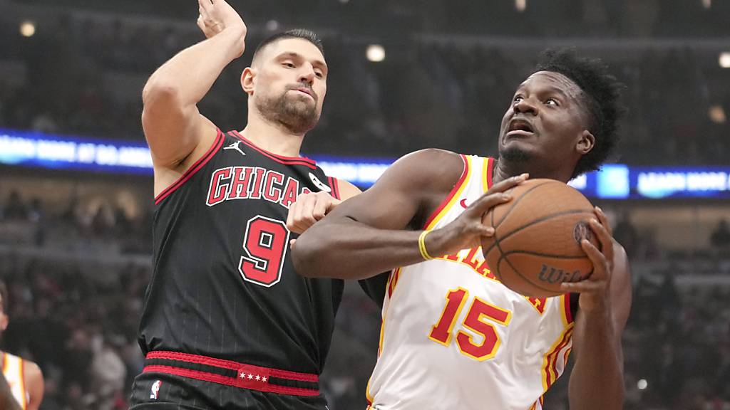 Clint Capela (rechts) wird von Nikola Vucevic der Chicago Bulls bedrängt