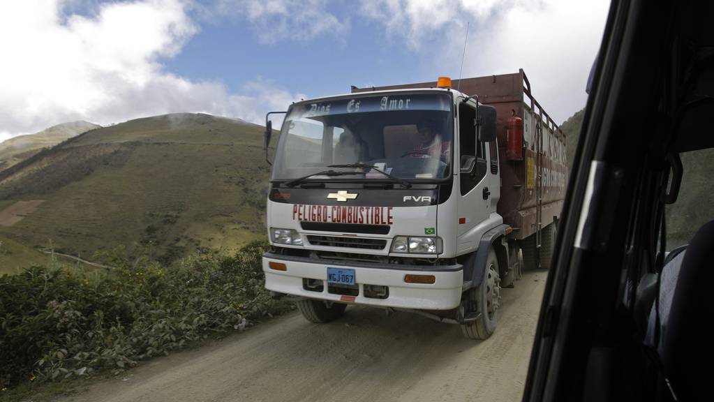 Die Strassen in Peru sind häufig eng und in sehr schlechtem Zustand.