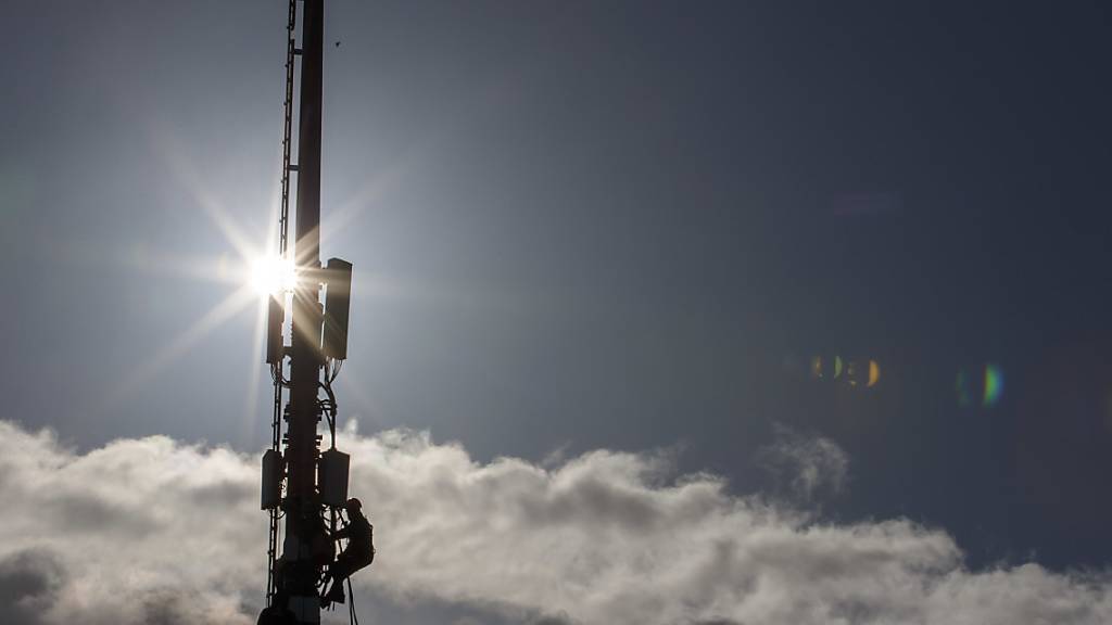 Das Aufrüsten von 4G auf 5G. Hier Arbeiten an einer Antenne in Genf. (Archivbild)