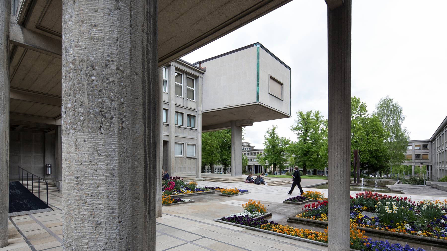Auf dem Gelände der Uni Fribourg soll bald wieder Normalbetrieb herrschen.