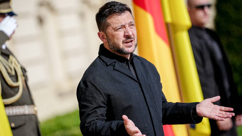 Wolodymyr Selenskyj, Präsident der Ukraine, begrüßt den deutschen Bundeskanzler Merz beim Empfang im Präsidentenpalast. Foto: Kay Nietfeld/dpa