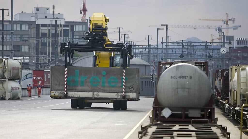 Mit mehreren Massnahmen will der Bundesrat dafür sorgen, dass vermehrt Güter auf der Schiene durch die Alpen transportiert werden. (Themenbild)
