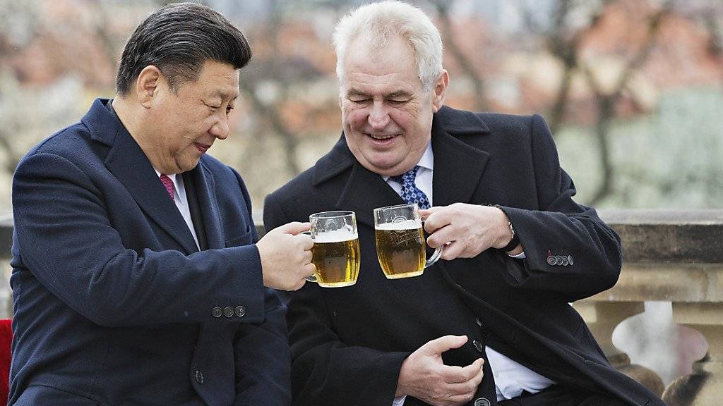 Der chinesische Präsident Xi Jinping und sein tschechischer Amtskollege Milos Zeman stossen an.