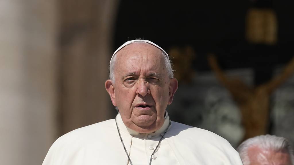 Papst Franziskus verlässt den Petersplatz am Ende seiner wöchentlichen Generalaudienz. Foto: Andrew Medichini/AP/dpa