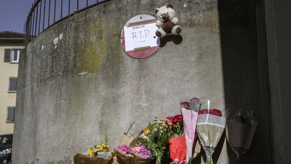 Nach dem Tod eines 17-jährigen Motorradrollerfahrers in Lausanne legten Menschen am Unfallort Blumen nieder.