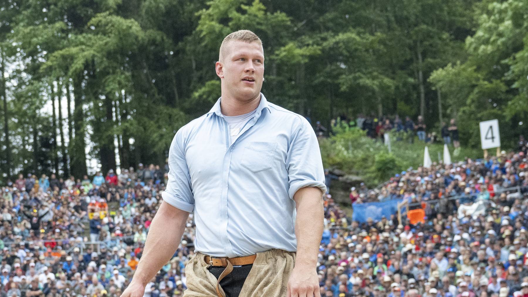 Pirmin Reichmuth feiert seinen Sieg nach dem Schlussgang gegen Joel Wicki beim traditionellen Bruenigschwinget am Sonntag, 28, Juli 2024 auf dem Bruenigpass. // Brünig