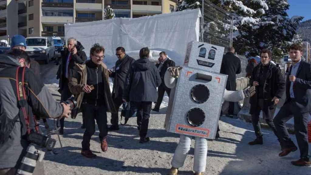 Der tanzende Roboter auf der Davoser Promenade hat am Donnerstag für die Initiative für ein bedingungsloses Grundeinkommen geworben.