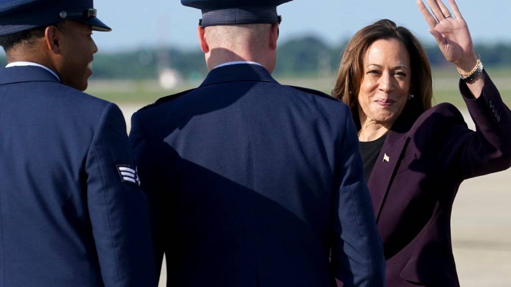 Das Wahlkampfteam der demokratischen Präsidentschaftskandidatin Kamala Harris hat Spenden in Höhe von 540 Millionen US-Dollar gesammelt. Foto: Kevin Lamarque/Reuters Pool/AP/dpa