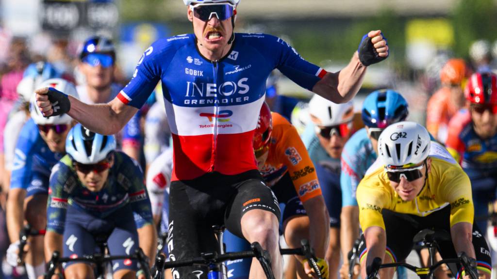 Dorion Godon setzt sich im Sprint in Orbe durch, Leader Tadej Pogacar (rechts) wird Vierter