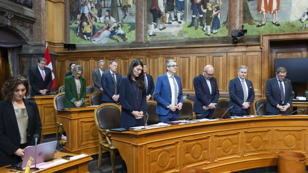 Der Ständerat gedenkt der Opfer des Postauto-Brandes in Kerzers FR mit einem Moment der Stille.