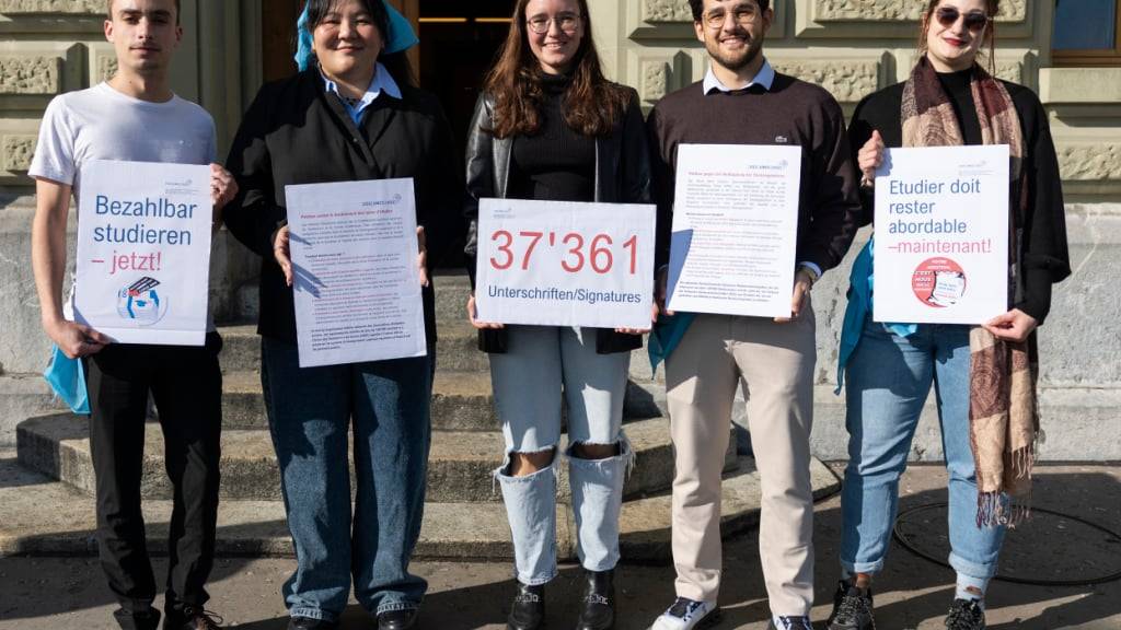 Vor der Kundgebung reichten Vertreterinnen und Vertreter des VSS bei der Bundeskanzlei eine Petition ein.