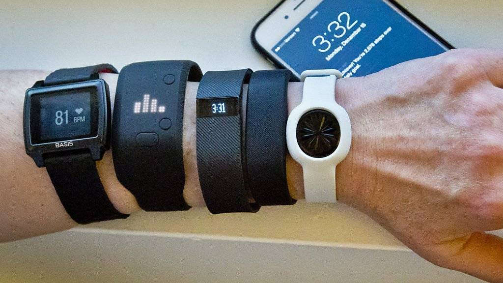 Mit Fitbit-Fitnessbändern und -Uhren soll in Zukunft auch bezahlt werden können. (Symbolbild)